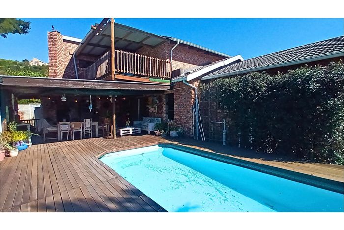 For Sale: Spacious Gonubie house with pool, entertainment area, and secure parking.