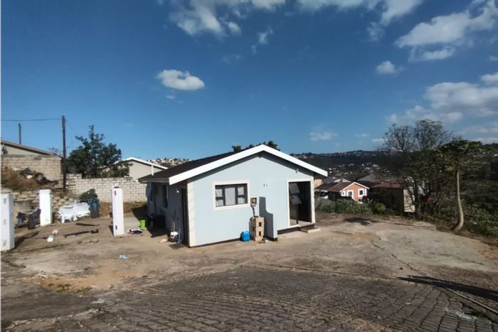 Earlsfield House For Sale: 3 bedrooms, garden, secure parking, close to amenities.