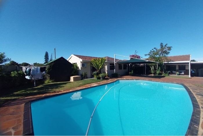 Bluff House For Sale: 6 bedrooms, pool, garden, near schools and shops.