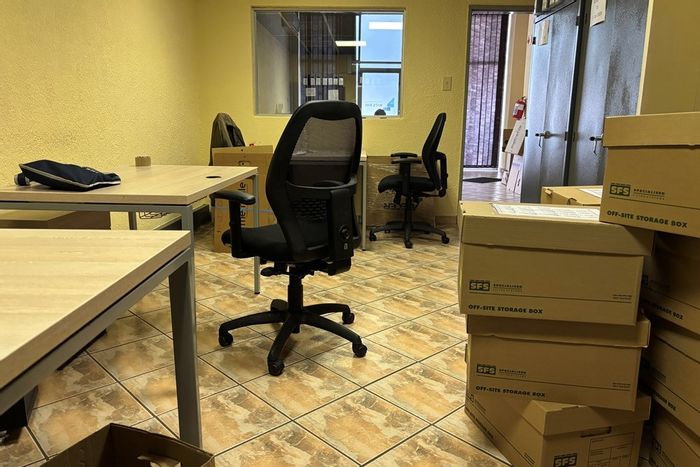 For Sale: Office in Vanderbijlpark Central with wheelchair access, air-conditioning, and two bathrooms.