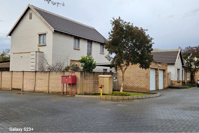 For Sale: House in Willow Acres with 3 beds, garden, parking, and security.