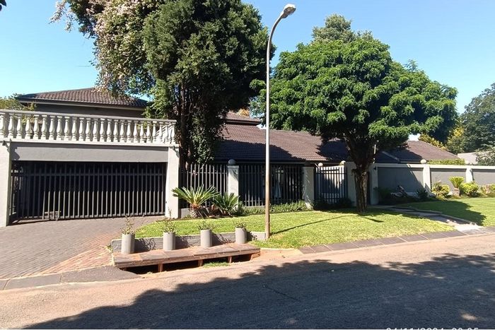 For Sale: Spacious 6-bedroom house in Doringkruin with garden, garage, and staff accommodation.