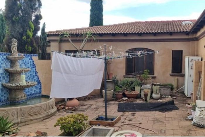 Mooikloof Farm For Sale: 5 Bedrooms, 3 Bathrooms, 10,000m² Lot, Ample Parking.