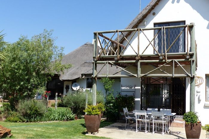 For Sale: House in Deneysville Central with 4 beds, granny flat, and lapa.