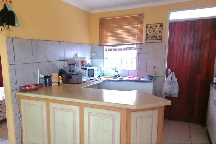 For Sale: House in Villiersdorp Central with open plan living, 2 bedrooms, and fitted kitchen.