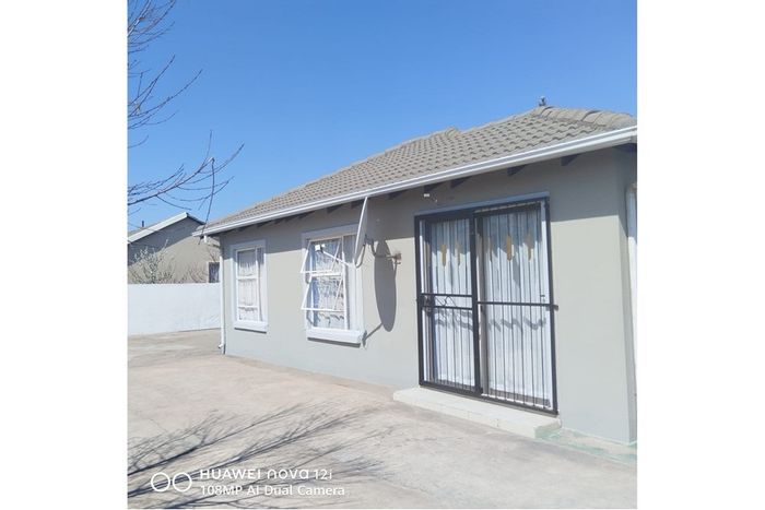 Klarinet House For Sale: 3 bedrooms, garden oasis, open-plan living, secure parking.