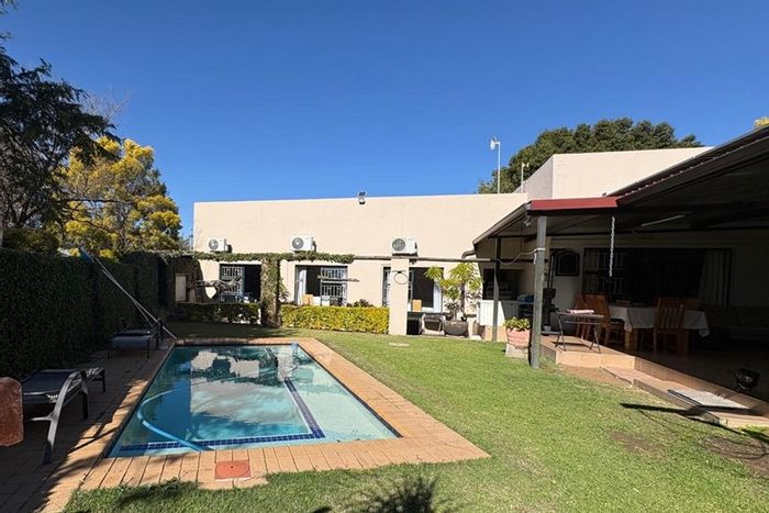 Spacious House For Sale in Schuinshoogte with pool, flatlet, and eco-friendly features.