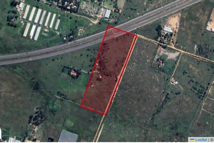 For Sale: Knoppieslaagte Farm with borehole, residential homes, and outbuildings.