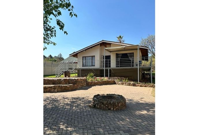 House for Sale in Deneysville Central: Open-plan living, outdoor shower, security features.