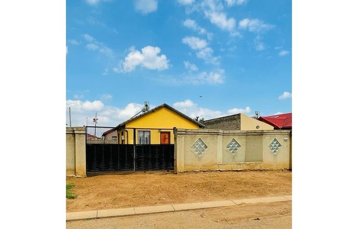 Two-Bedroom House For Sale in Lakeside with spacious yard and open-plan living.