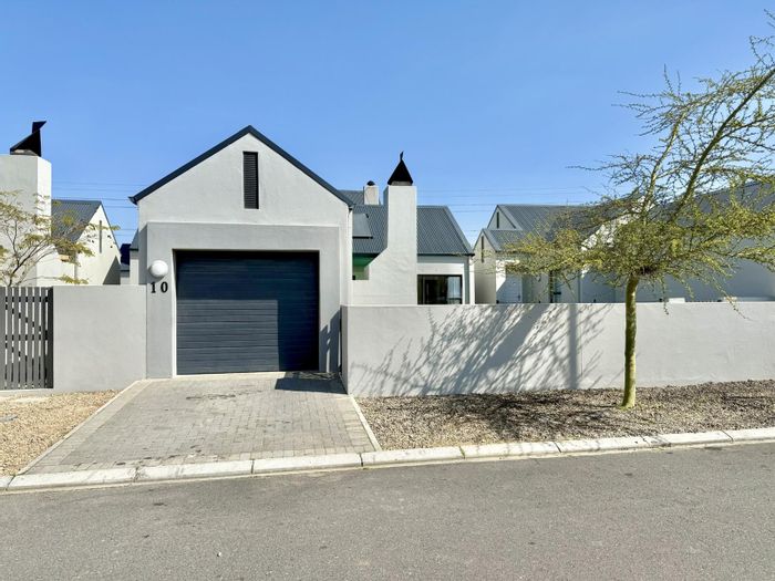 For Sale: 3 Bed, 2 Bath House in Aan De Wijnlanden with estate amenities.