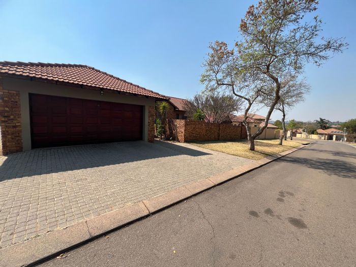 For Sale: House in Thatchfield Estate with double garage, office, and outdoor entertainment.