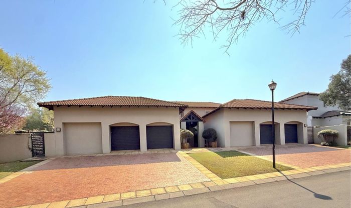 Dainfern House For Sale: 5 Bedrooms, pool, gourmet kitchen, study, staff suite.