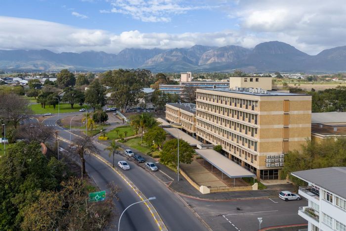 Office to Rent in Esterville: Versatile space with high-speed fibre and backup power.