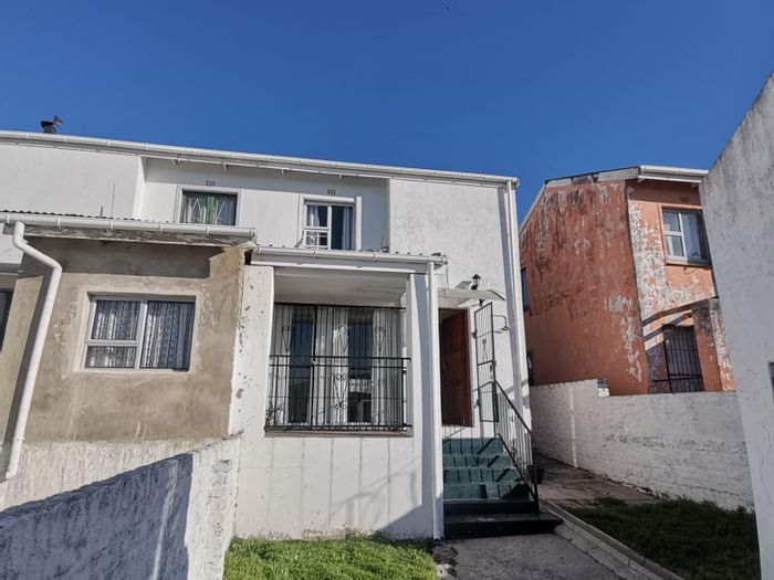 2-Bedroom House in Paarl East For Sale with Braai Area and Private Bathrooms.