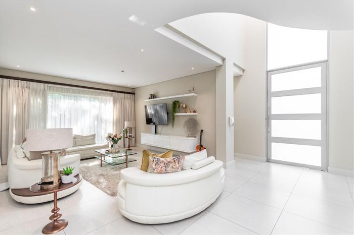 For Sale: Morningside House with pool, 5 beds, security, and spacious layout.