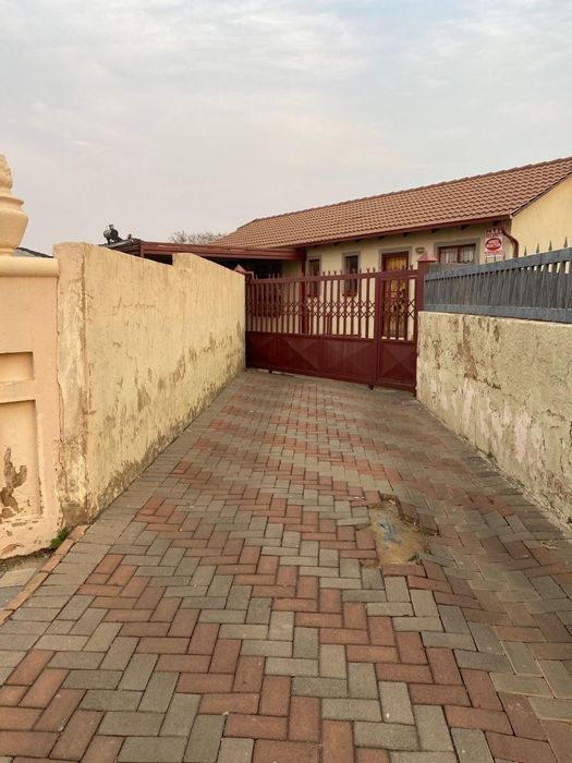 4-Bedroom House To Rent in Elandspoort, near schools, with family-friendly yard.