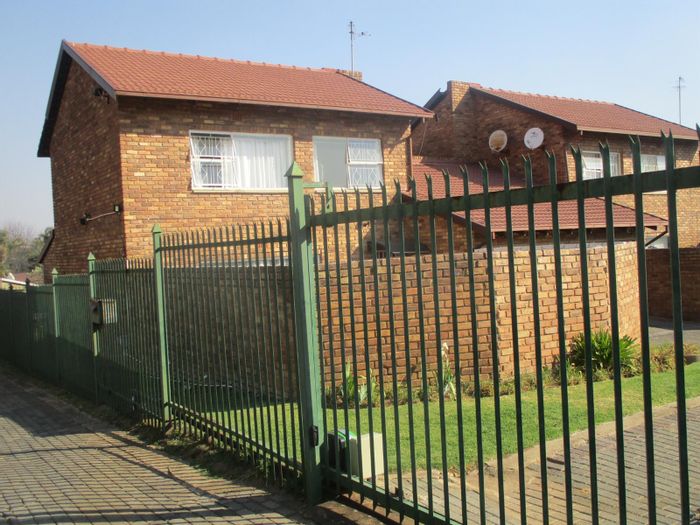 For Sale: House in Birchleigh with 3 beds, secure garage, pet-friendly complex.