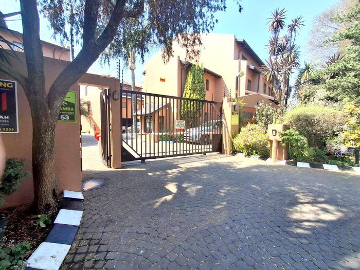 Buurendal House For Sale: Duplex with balcony, spacious kitchen, and secure parking.