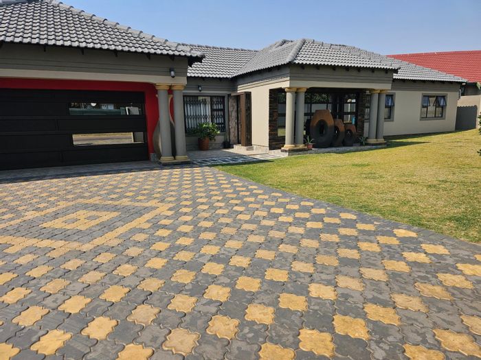 For Sale: House in Duvha Park with 3 beds, double garage, and security features.