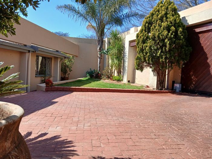 House for Sale in Montgomery Park: 3 beds, pool, cottage, entertainment room.