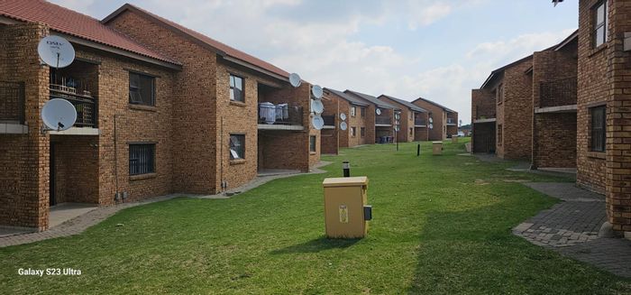 For Sale: Ground Floor Apartment in Boksburg East with security and convenience amenities.