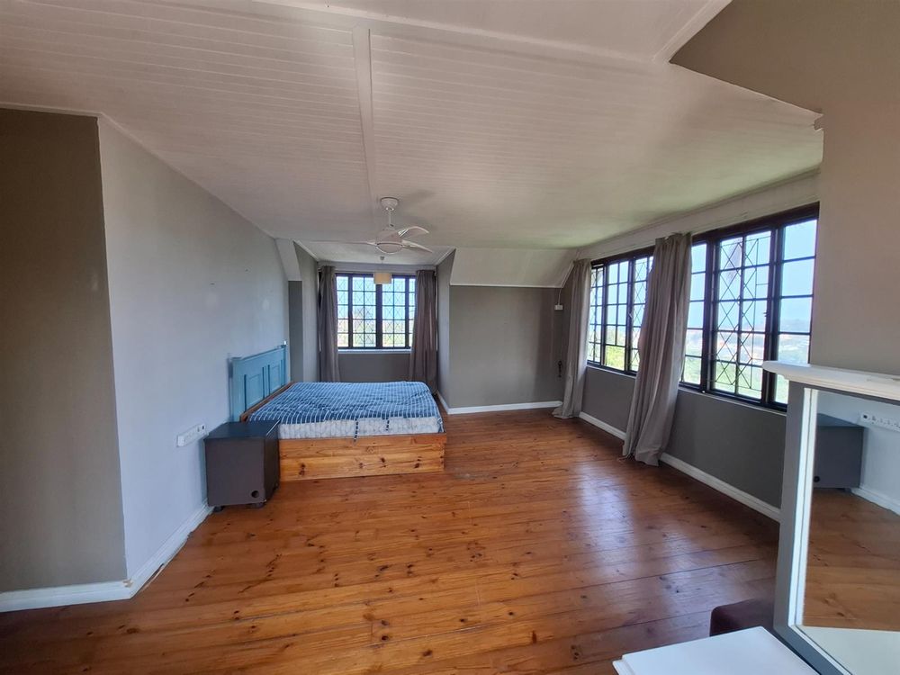 Second bedroom - Upstairs