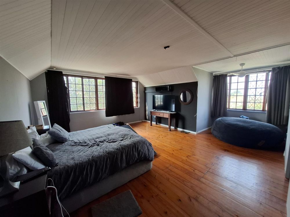 Main bedroom - Upstairs