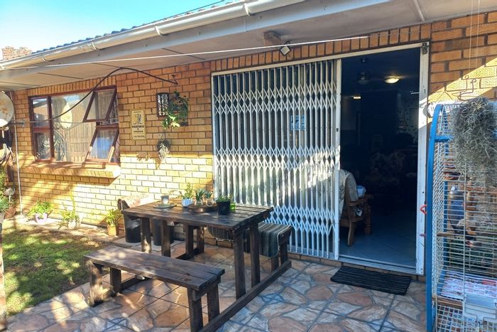 Gonubie Townhouse For Sale: Private garden, spacious living, and park maintenance included.