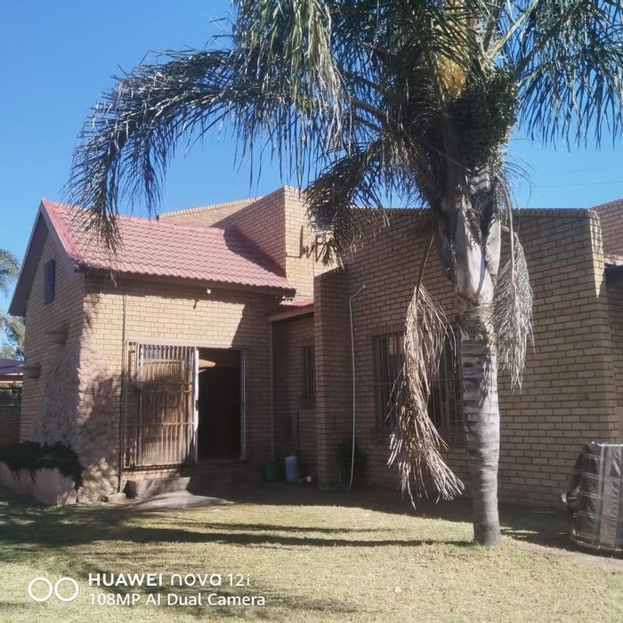 Reyno Ridge House For Sale: Spacious layout, private garden, double garage, water tank.