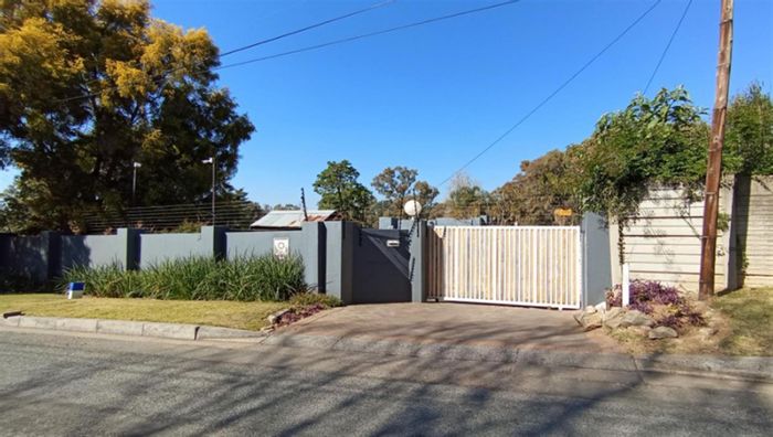 Lyndhurst House For Sale: 4 Bedrooms, 3 Flats, Pool, Ample Parking.