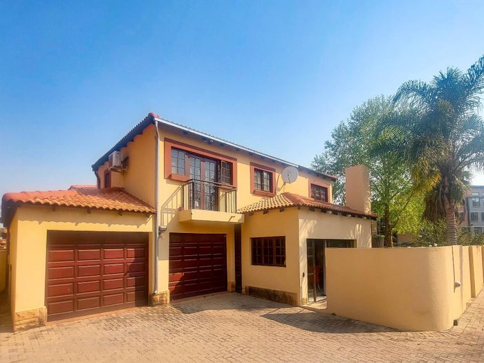 Townhouse for Sale in Rooihuiskraal North: 3 beds, indoor braai, large garden.