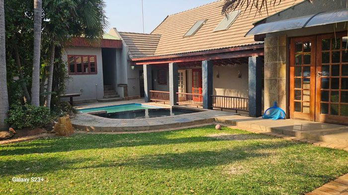For Sale: Spacious 6-Bedroom House in Amandasig with Pool, Lapa, and Flatlets.