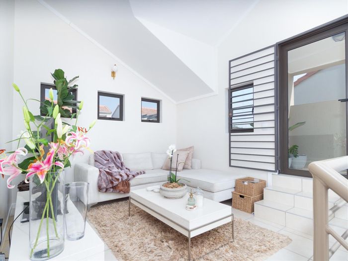 For Sale: 1-Bedroom Apartment in Paulshof with Rooftop Terrace and Pool Access.