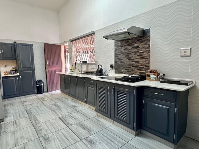 Amiel Park House For Sale: 4 bedrooms, double garage, guest suite, spacious layout.