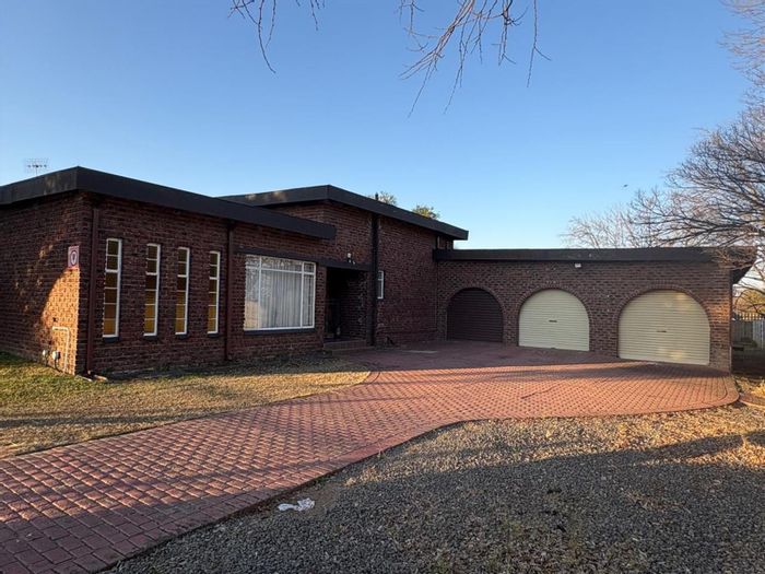 Amiel Park House For Sale: Spacious living, triple garages, and family-friendly yard.