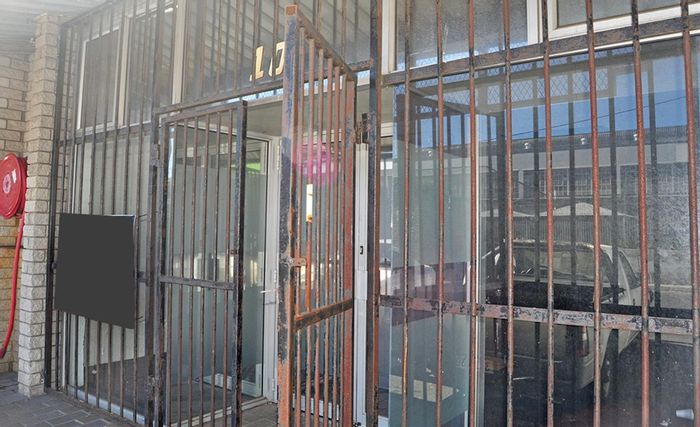 Retail space to rent in Maitland with kitchenette, toilet, and high visibility.