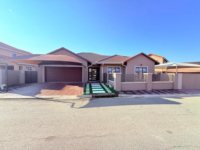 House for Sale in Waterkloof AH: 4 Bedrooms, Security, Backup Water Tank, Entertaining Space.
