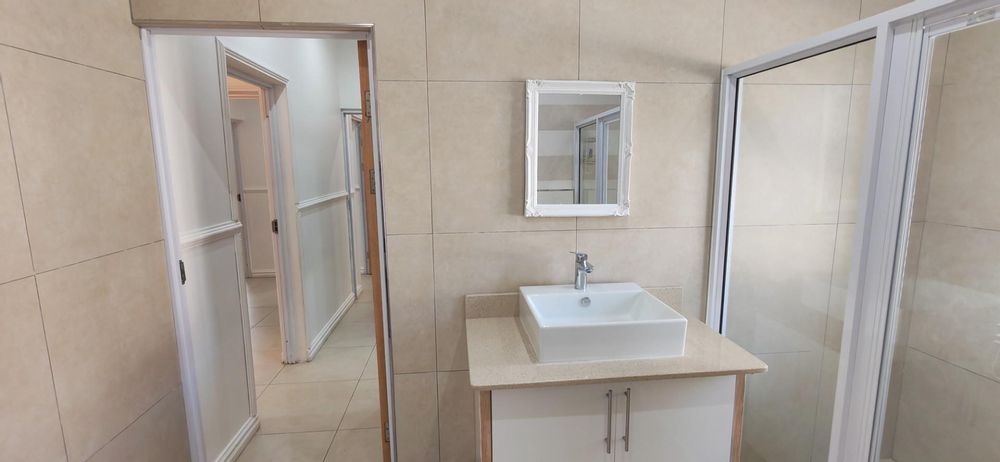 Main en-suite bathroom