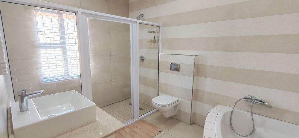 Main en-suite bathroom