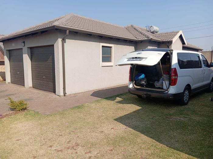 Clayville House For Sale: 3 Bedrooms, 2 Bathrooms, spacious kitchen, close to transport.