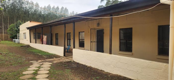 Howick North Small Holding For Sale: Income potential, restaurant space, off-grid amenities.