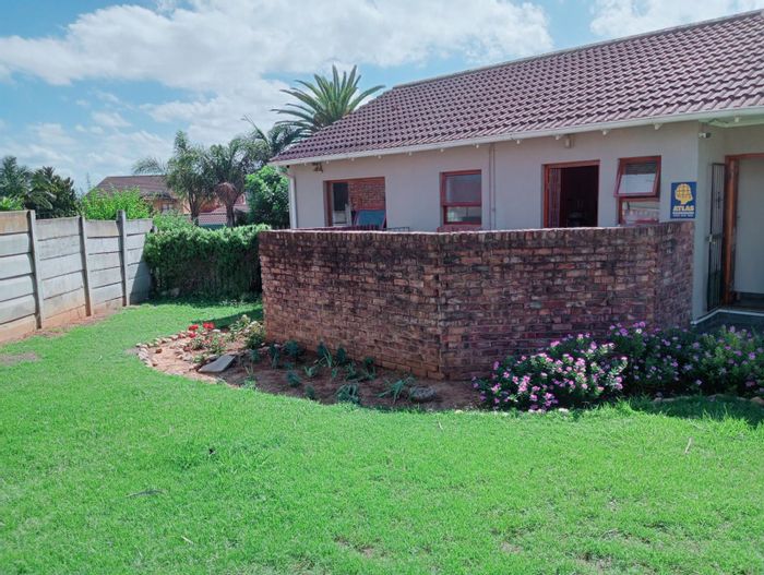 For Sale: House in Strelitzia Park with 3 bedrooms, braai area, and security features.