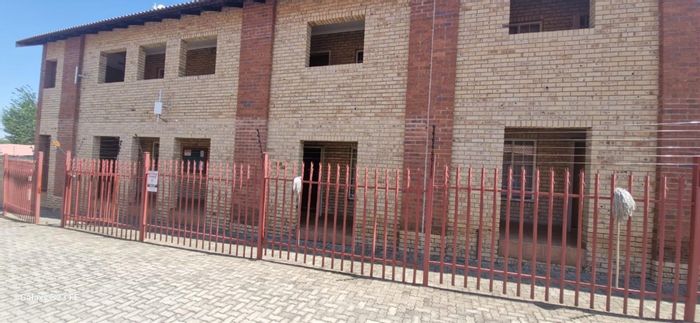 For Sale: Apartment in Wilkoppies with open plan living, en-suite, 24-hour access.