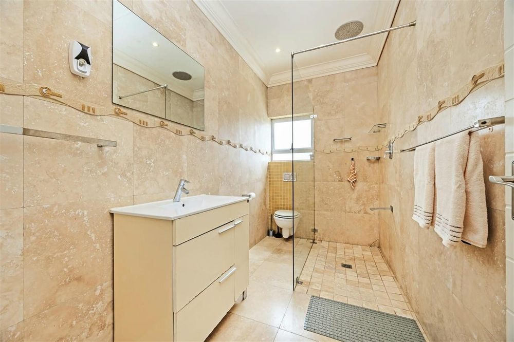 UPSTAIRS MAIN BEDROOM