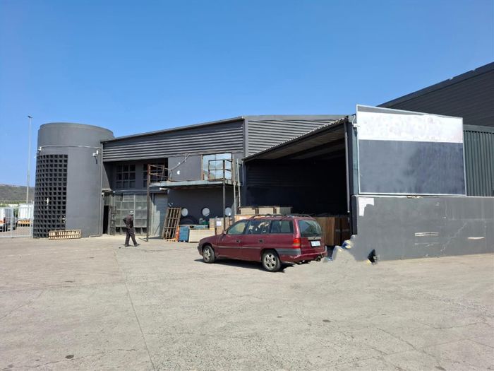 Commercial Warehouse To Rent in Umgeni Business Park - 432m2, Secure Access, Parking.