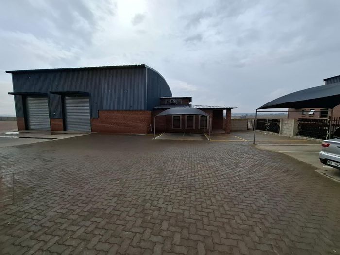 To Rent: Commercial property in Knopjeslaagte AH with warehouse, offices, and parking.