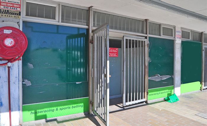 Retail space to rent in Maitland with parking, office, and kitchenette amenities.