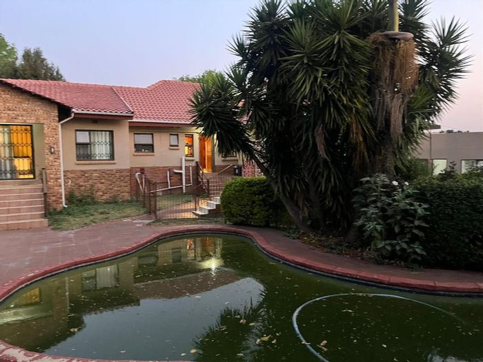 House For Sale in Rembrandt Park: Pool, Cottage, Ample Parking, Prime Location.