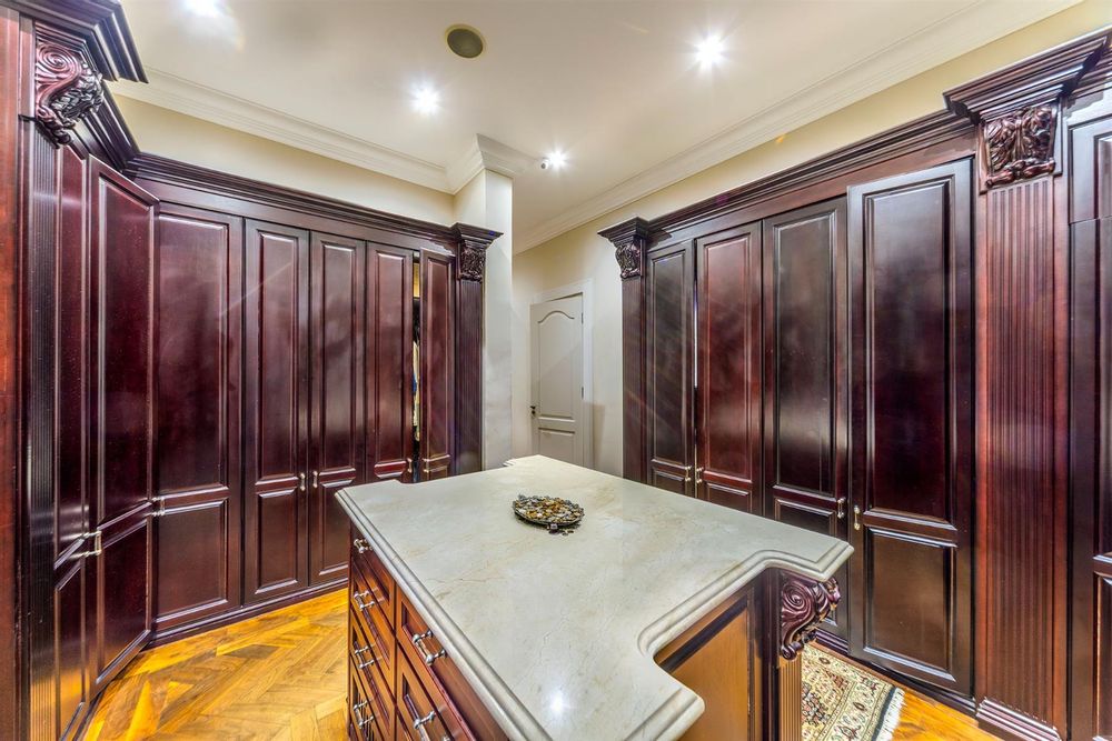 Main suite dressing room (his)